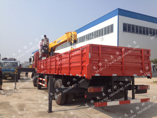 隨車起重運輸車16噸東風天龍