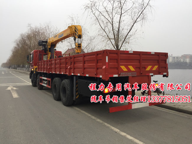 東風前四后八隨車起重運輸車